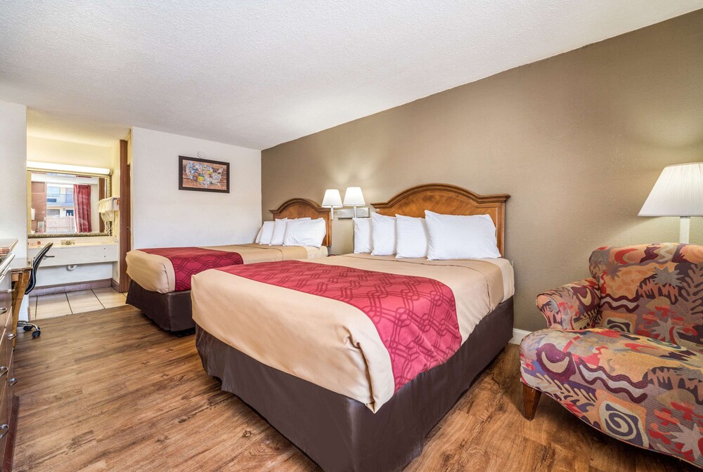 Econo Lodge Inn & Suites Macon