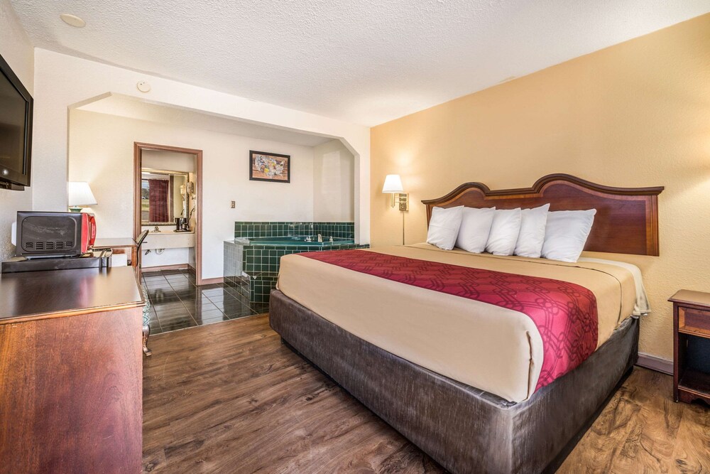 Econo Lodge Inn & Suites Macon