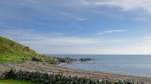 Private beach, black sand, beach towels