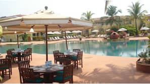 Outdoor pool, open 7:00 AM to 7:00 PM, pool umbrellas