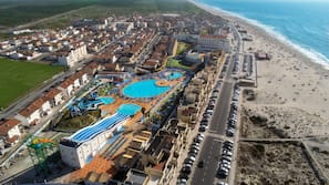 Na praia, areia branca