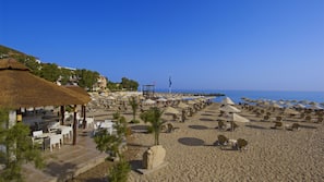 Am Strand, Liegestühle, Sonnenschirme, Strandtücher