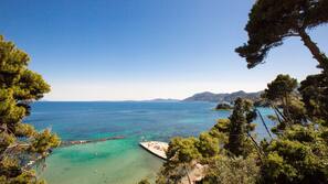Sulla spiaggia, lettini da mare, ombrelloni, teli da spiaggia