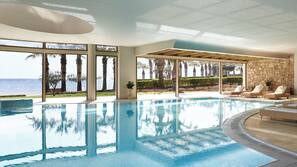 Piscine extérieure, piscine à débordement, parasols de plage