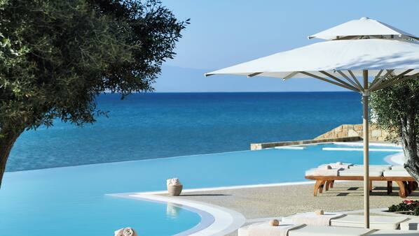 Piscine extérieure, piscine à débordement, parasols de plage