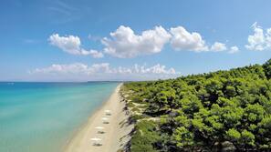 Plage privée, parasols, serviettes de plage, massages sur la plage