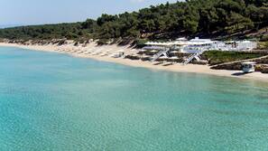 Plage privée, parasols, serviettes de plage, massages sur la plage