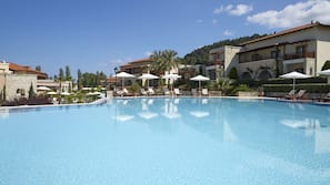 Indoor pool, 9 outdoor pools, pool umbrellas, pool loungers
