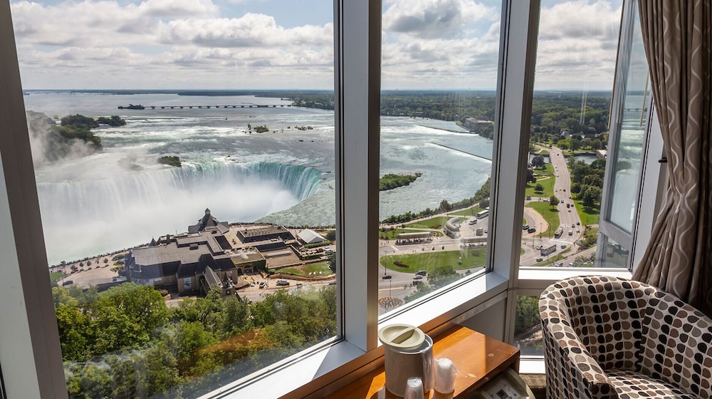 Oakes Hotel Overlooking the Falls in Niagara Falls | Best Rates & Deals