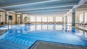 Piscina coperta, piscina stagionale all'aperto, ombrelloni da piscina