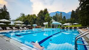 Piscina coperta, piscina stagionale all'aperto, ombrelloni da piscina