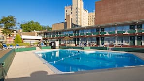 Una piscina al aire libre de temporada (de 10:00 a 22:00), sombrillas