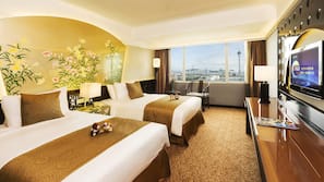 Minibar, in-room safe, free WiFi, alarm clocks