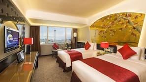Minibar, in-room safe, free WiFi, alarm clocks