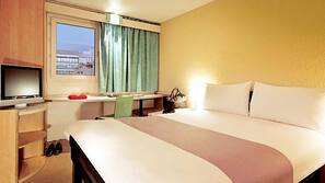 Desk, soundproofing, free cribs/infant beds, free WiFi