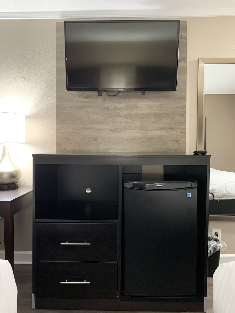 Television, Quality Inn & Suites