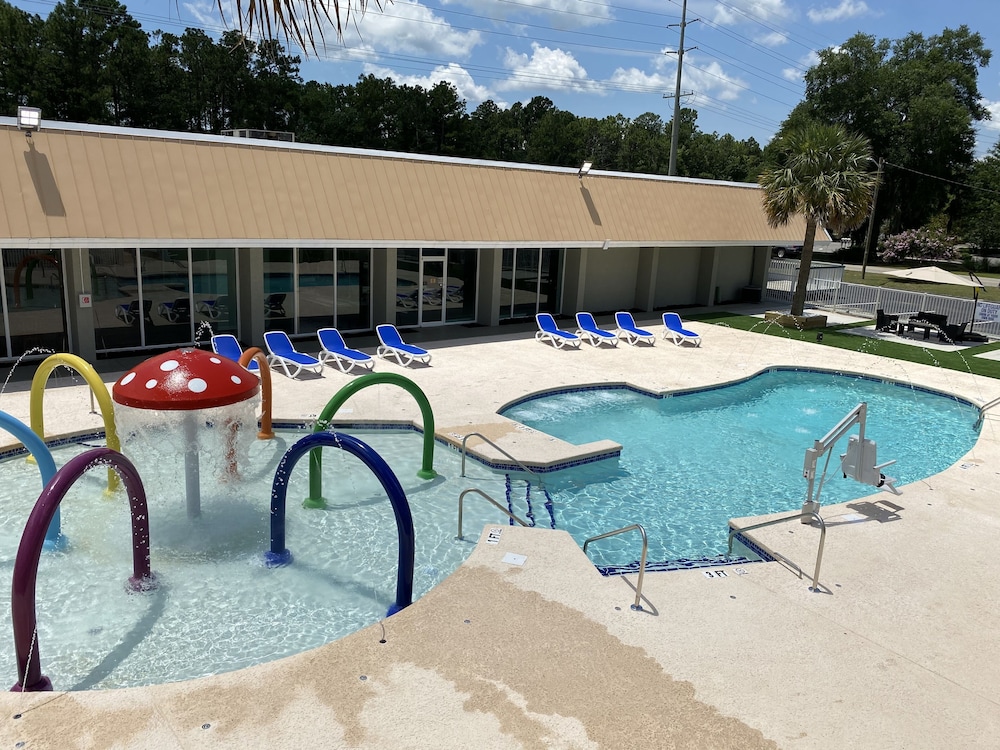 Outdoor pool, Quality Inn & Suites