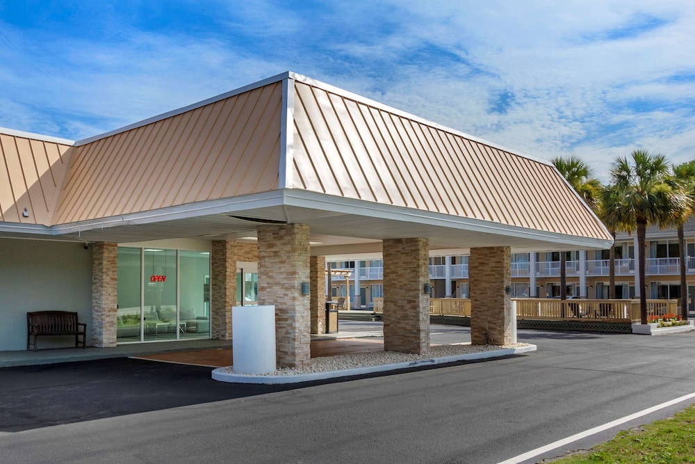 Exterior, Quality Inn & Suites