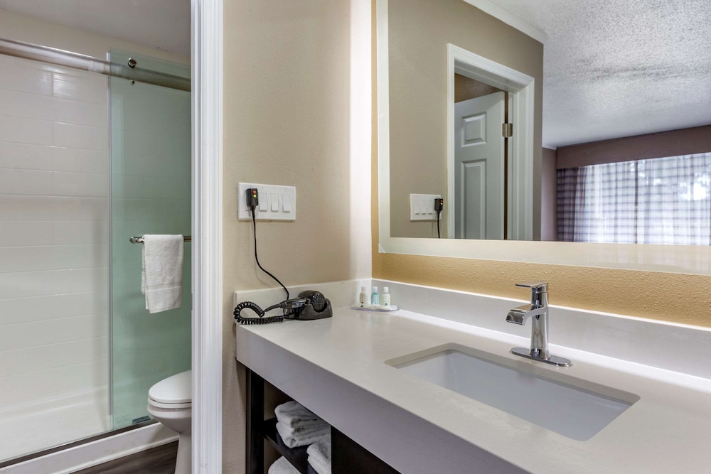 Bathroom, Quality Inn & Suites