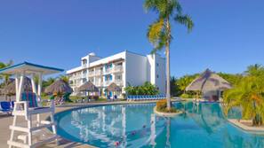 3 outdoor pools, free cabanas, pool umbrellas