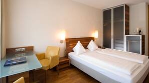 Hypo-allergenic bedding, minibar, in-room safe, desk