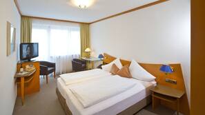 Hypo-allergenic bedding, minibar, in-room safe, desk