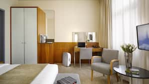 Hypo-allergenic bedding, minibar, in-room safe, desk