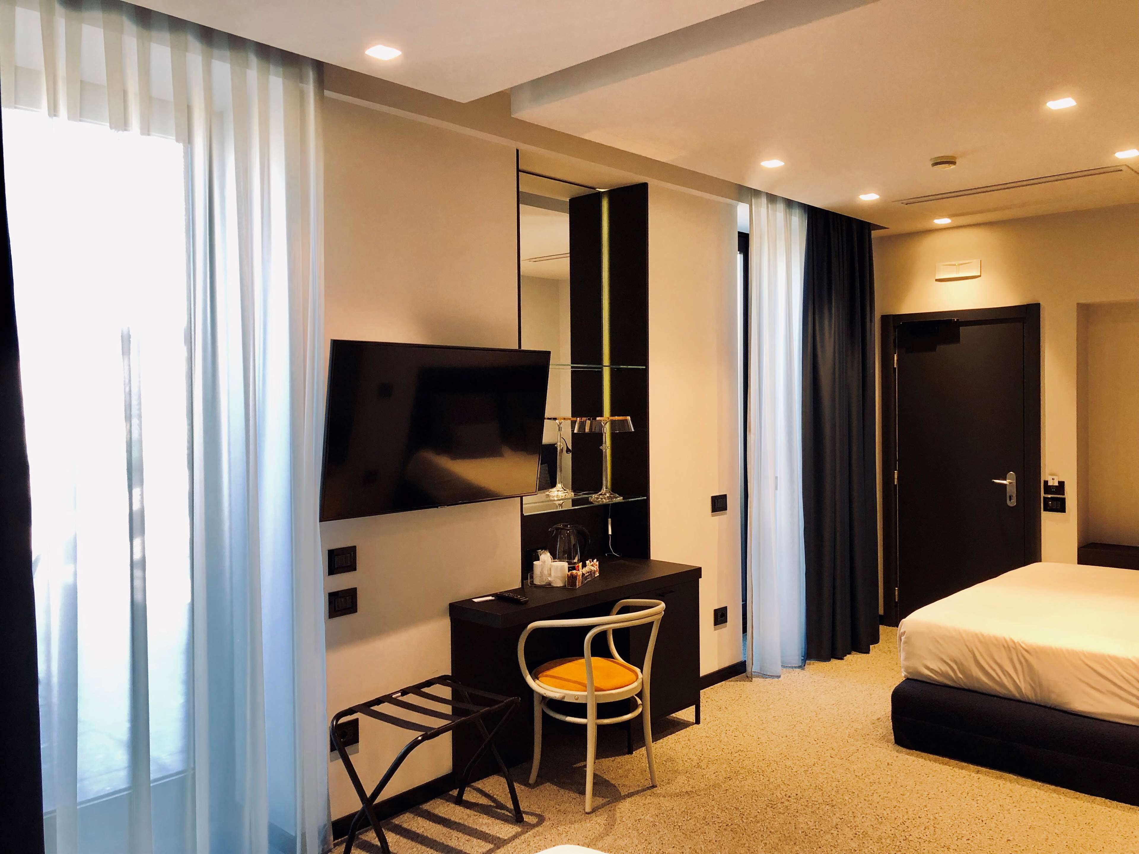 hotel plaza western minibar soundproofing desk safe