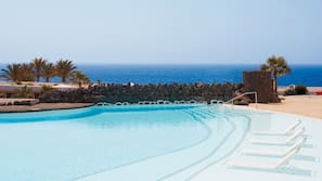 4 outdoor pools, pool umbrellas, pool loungers