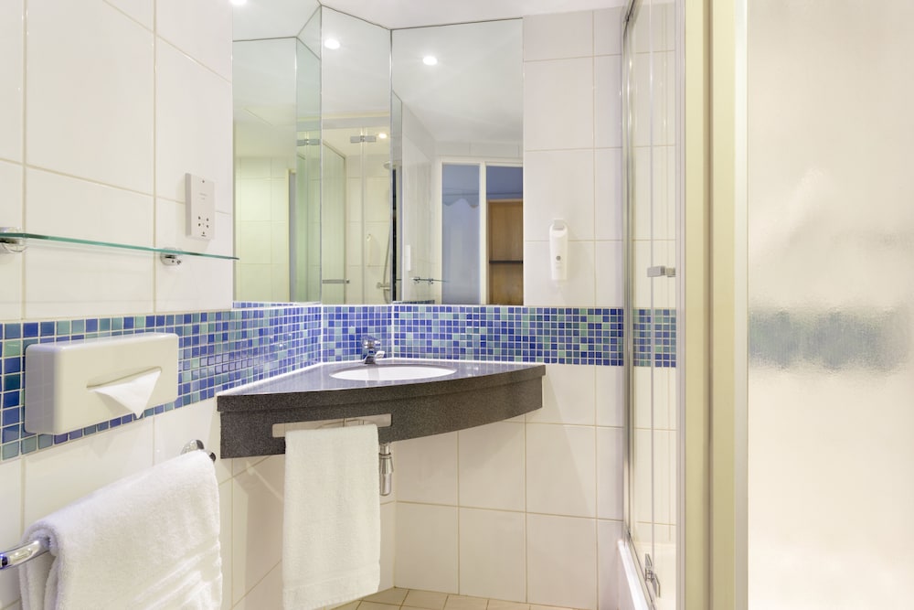 Bathroom, Holiday Inn Express London - Park Royal, an IHG Hotel