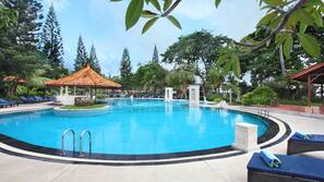Outdoor pool, pool loungers