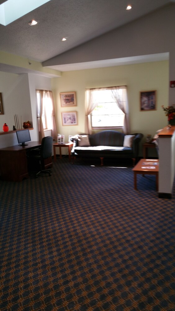 Lobby sitting area, Super 8 by Wyndham Cobleskill NY