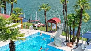 Piscina coperta, piscina stagionale all'aperto