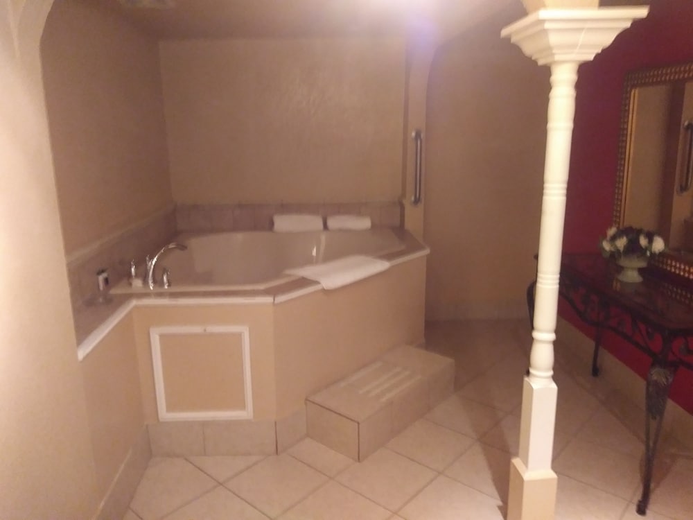 Private spa tub, Days Inn by Wyndham Hot Springs