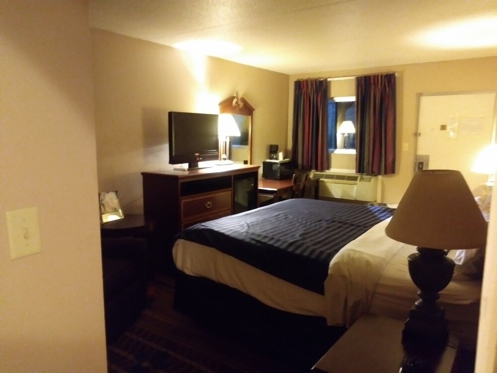 Room, Days Inn by Wyndham Hot Springs