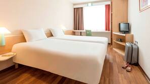 Desk, soundproofing, free WiFi, linens