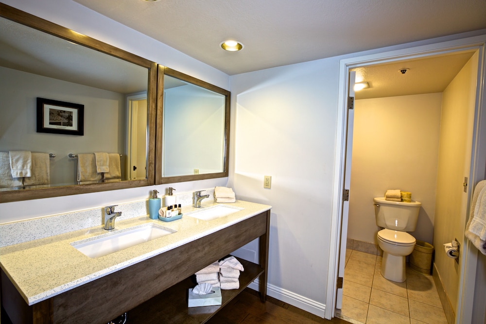 Bathroom, 456 Embarcadero Inn & Suites