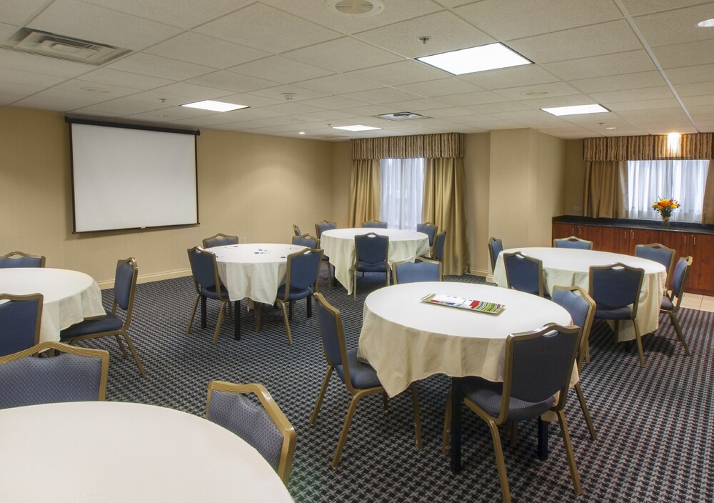 Holiday Inn Express Hotel & Suites Buffalo-Airport, an IHG Hotel