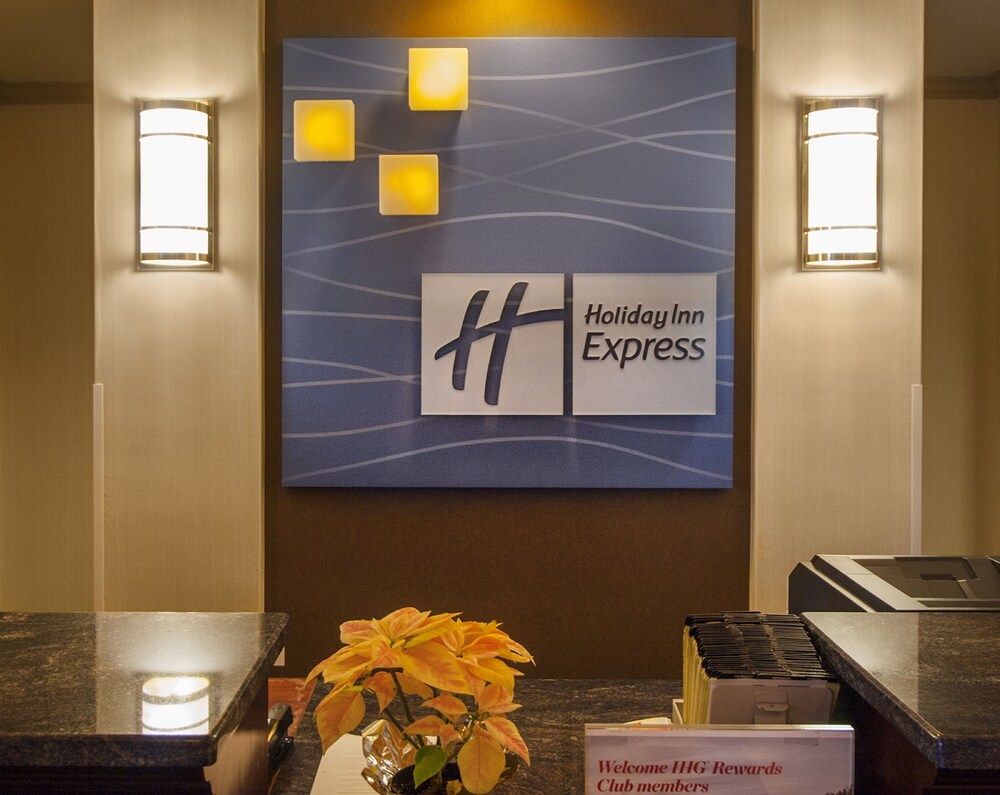 Holiday Inn Express Hotel & Suites Buffalo-Airport, an IHG Hotel