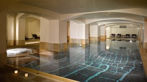 Indendørs pool, åben fra kl. 08.00 til kl. 20.00, liggestole