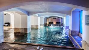 Indendørs pool, åben fra kl. 08.00 til kl. 20.00, liggestole
