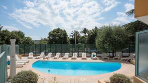 Piscina stagionale all'aperto, lettini