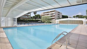 Piscina all'aperto, ombrelloni da piscina, lettini