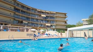Piscina all'aperto, ombrelloni da piscina, lettini