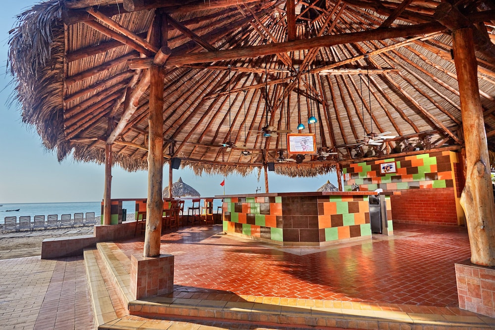 Bar junto a la piscina