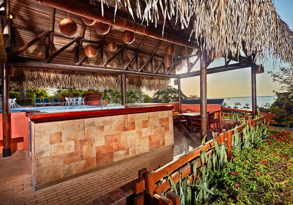 Bar junto a la piscina