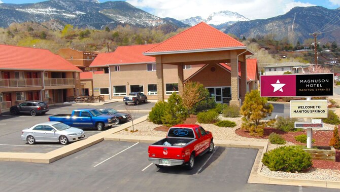 manitou springs hotels with hot tubs