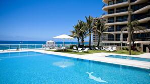 2 outdoor pools