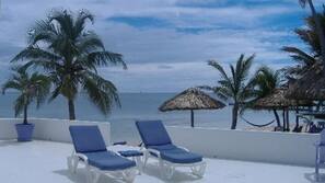 Una piscina al aire libre (de 7:00 a 22:00), sombrillas, tumbonas