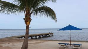 Ubicación a pie de playa, arena blanca, tumbonas y sombrillas